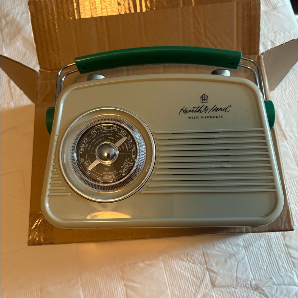 RETRO PORTABLE AM/FM BLUETOOTH RADIO GREEN HEARTH & HAND WITH
MAGNOLIA